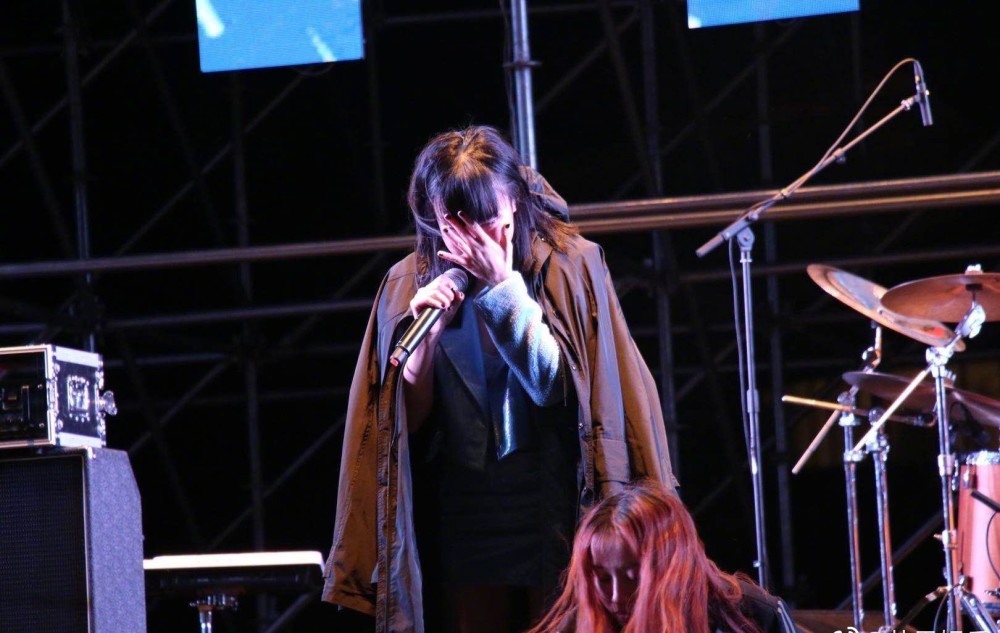 黄龄|黄龄表演过程摔下舞台，大面积淤青坚持演唱，主持人救场方式遭炮轰！