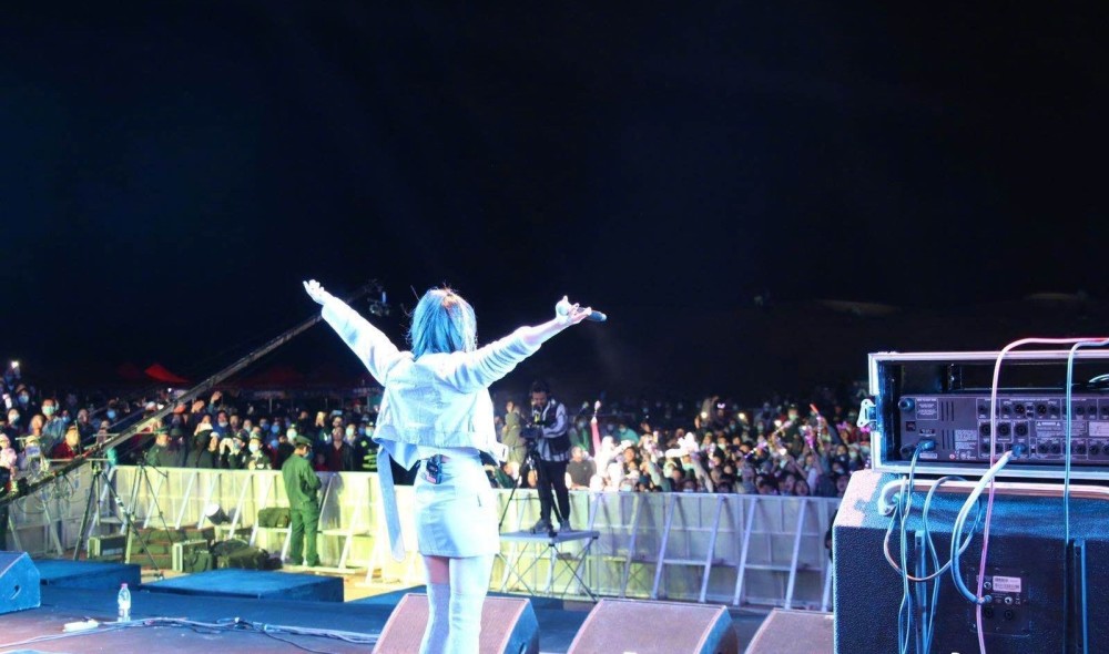 黄龄|黄龄表演过程摔下舞台，大面积淤青坚持演唱，主持人救场方式遭炮轰！