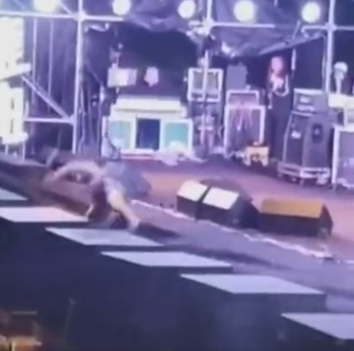 黄龄|黄龄表演过程摔下舞台，大面积淤青坚持演唱，主持人救场方式遭炮轰！