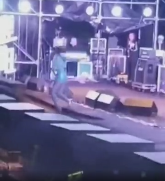 黄龄|黄龄表演过程摔下舞台，大面积淤青坚持演唱，主持人救场方式遭炮轰！