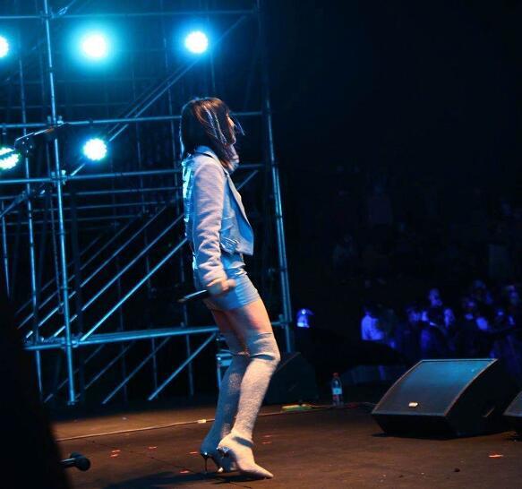 舞台事故:歌手黄龄摔下舞台受伤,仍坚持演唱后治疗,引来众人热议