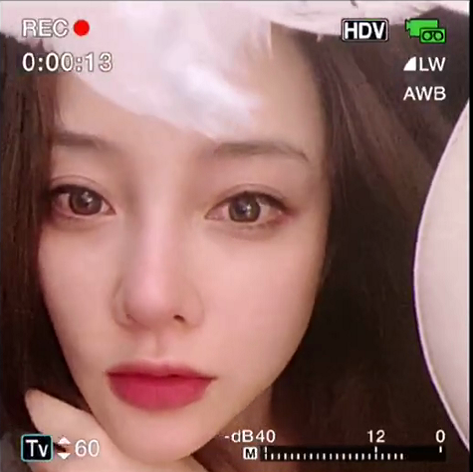 李小璐|懒理贾乃亮接连嘲讽，李小璐晒视频卖萌耍可爱，却被黑眼圈抢镜