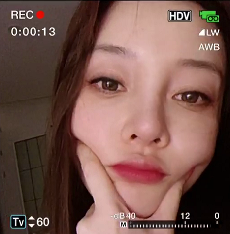 李小璐|懒理贾乃亮接连嘲讽，李小璐晒视频卖萌耍可爱，却被黑眼圈抢镜