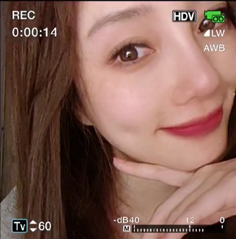 李小璐|懒理贾乃亮接连嘲讽，李小璐晒视频卖萌耍可爱，却被黑眼圈抢镜