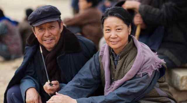 在《大江大河》中,王永泉饰演老书记,妻子孙小会饰演他的老伴,夫妻档