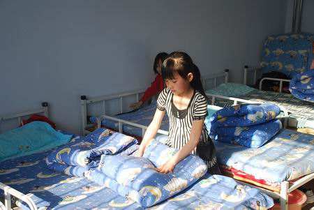 再苦也不让孩子住校白岩松谈寄宿给娃的伤害让人非常心疼