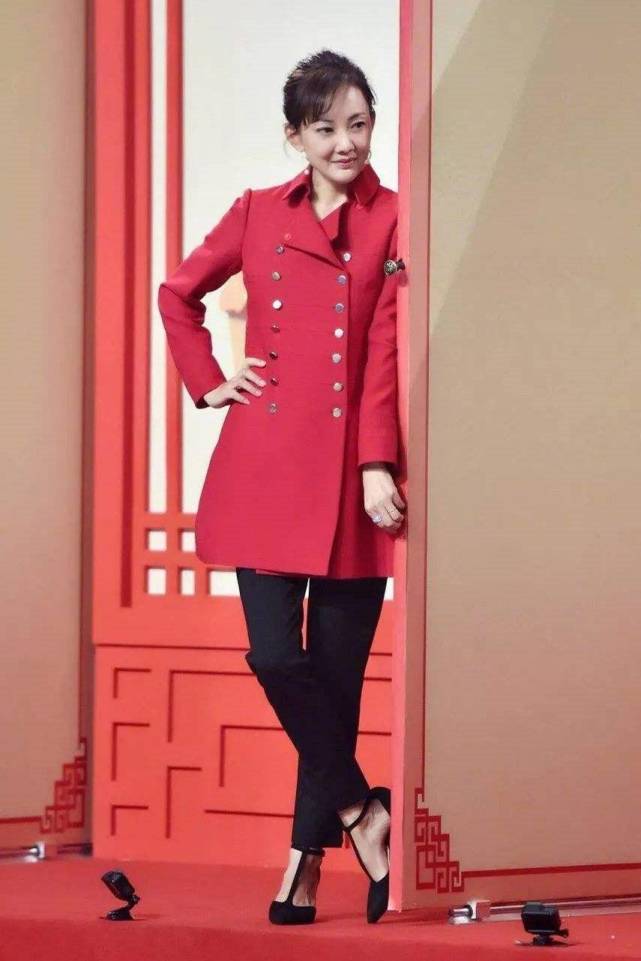 穿软呢套装优雅贵气,老公黑白配简约成熟|牛莉|春晚