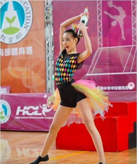 小s|小S罕见与女儿同框，两人差28年却似姐妹！出道路早已为女儿铺好