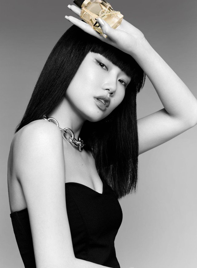 黄龄唱歌时不慎摔下舞台另一艺人也摔下舞台网友不满官方回应