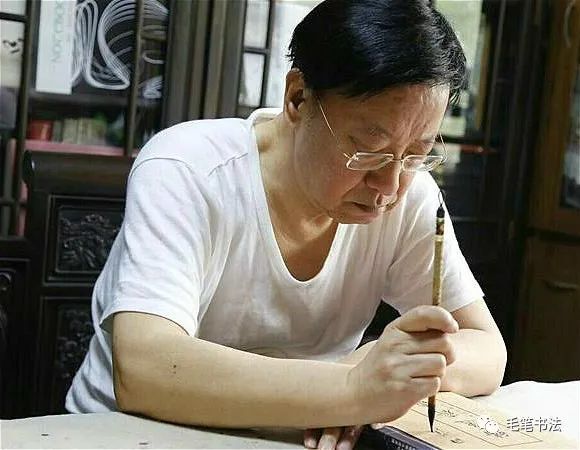 书法|幼儿园保安用隶书写国庆放假通知，家长：不入书协可惜了