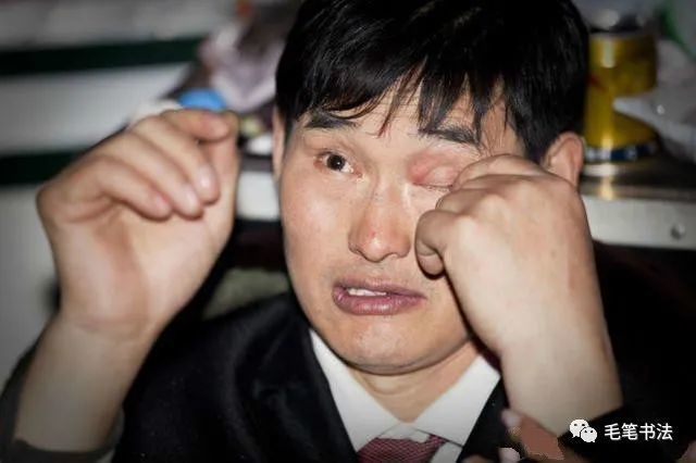 书法|幼儿园保安用隶书写国庆放假通知，家长：不入书协可惜了