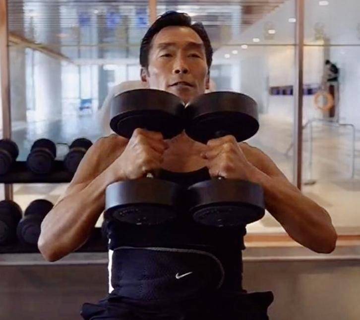 56岁香港著名反派演员近照曝光肌肉发达不输当年但满脸皱纹略显苍老