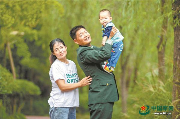 军娃的一句话让人泪目:爸爸,啥时候你再来我们家玩?