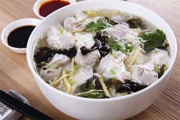 是水饺,南方如江苏苏州一带,则流行馄饨,在一些地区,将馄饨称为扁食