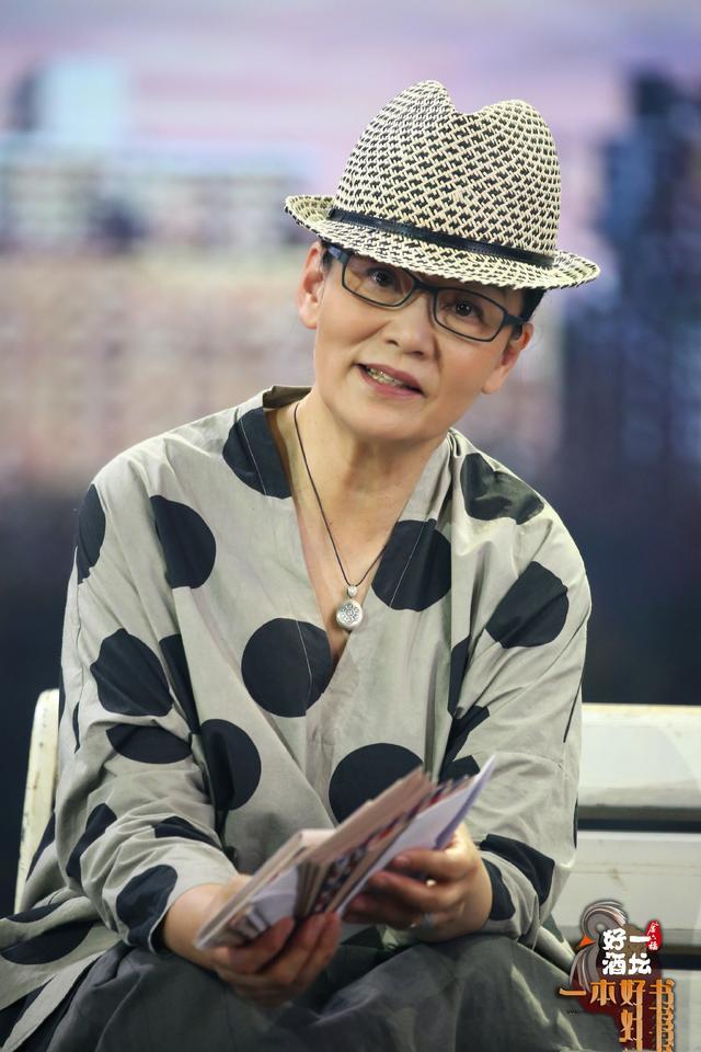 实力演员潘虹真敢穿!穿拼接背心裙胳膊粗壮,胸前黑玛瑙吊坠气派