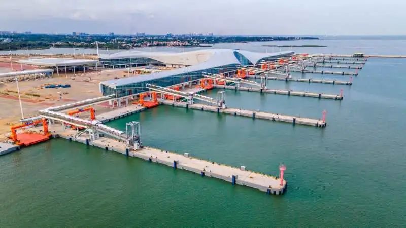 徐闻港是广东省重点项目,其位于湛江市徐闻县南山村,总建筑面积77458