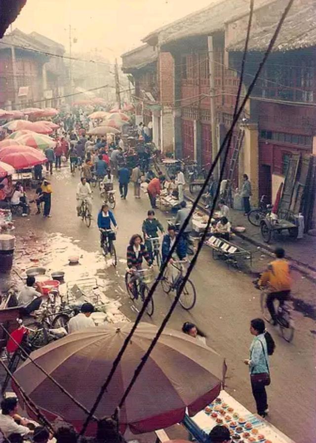 下图80年代的武成路2路公交车. 下图80年代的圆通寺.