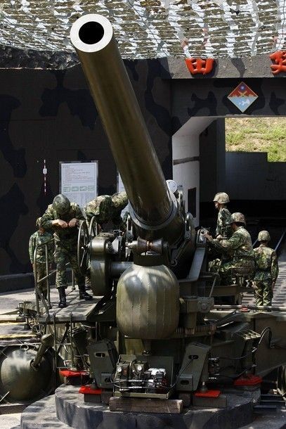 不过霸气确实是霸气,但有一个问题,要把一发240毫米榴弹炮的弹药塞进