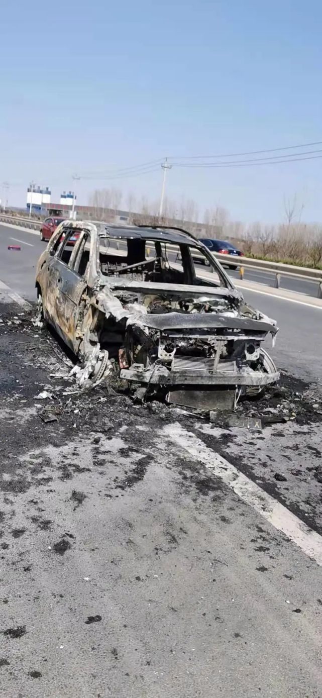 西海岸一男子购买价值百万奔驰豪车自燃了 车主索赔无门欲哭无泪