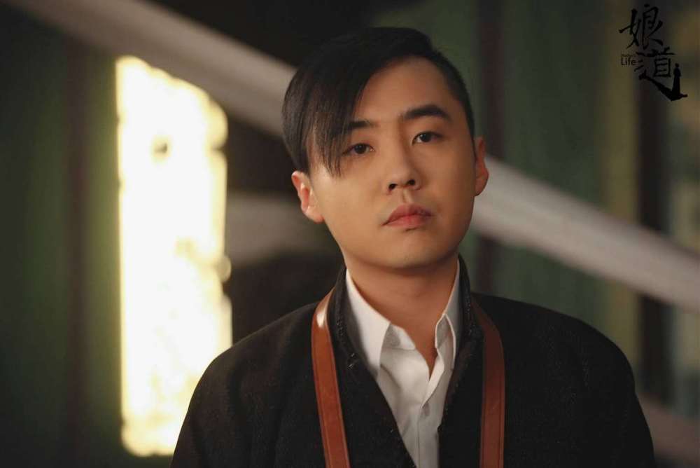 凭借平凡的荣耀成功出圈的配角一位演过娘道一位是小品达人