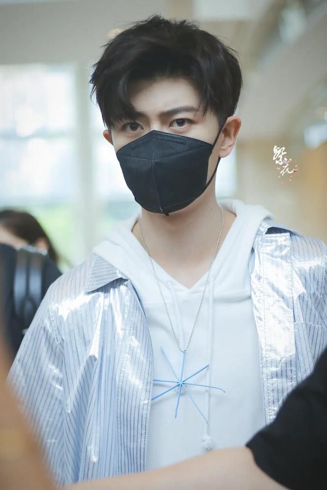 任嘉伦|任嘉伦资源差造型土，生病还要自己去医院，换团队后时尚度up