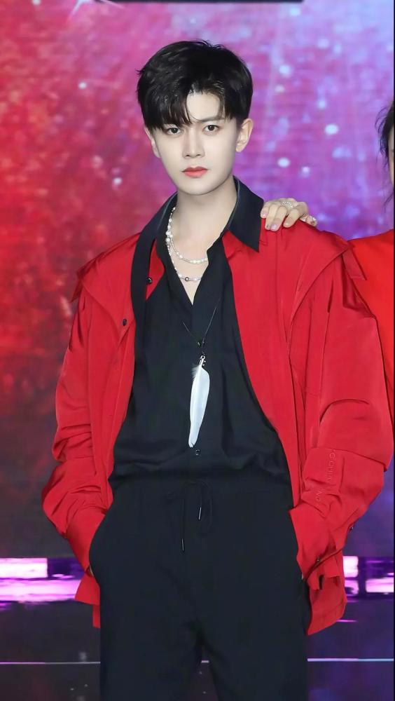 任嘉伦|任嘉伦资源差造型土，生病还要自己去医院，换团队后时尚度up