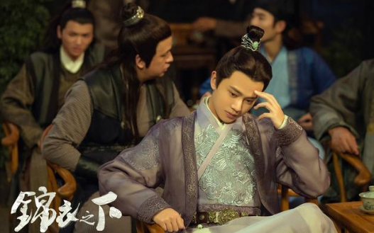 任嘉伦|任嘉伦资源差造型土，生病还要自己去医院，换团队后时尚度up