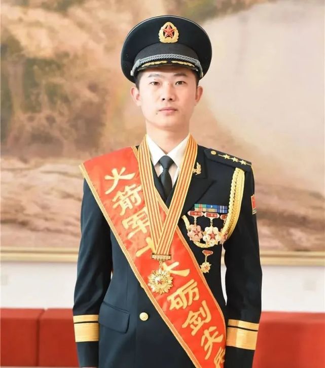 你有没有被"东风快递小哥"的这堂勇气课刷屏|容科新|火箭军|俞细文