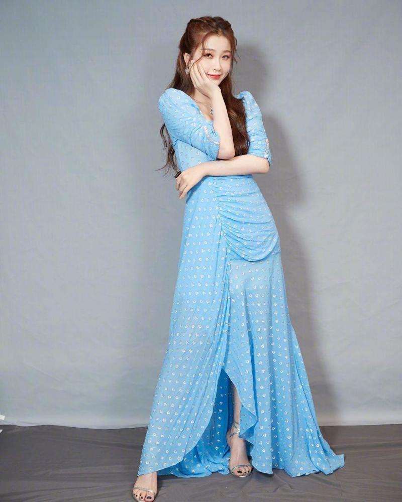 高圆圆|25岁虞书欣撞衫41岁高圆圆，活泼可爱与温婉高雅风格差太大