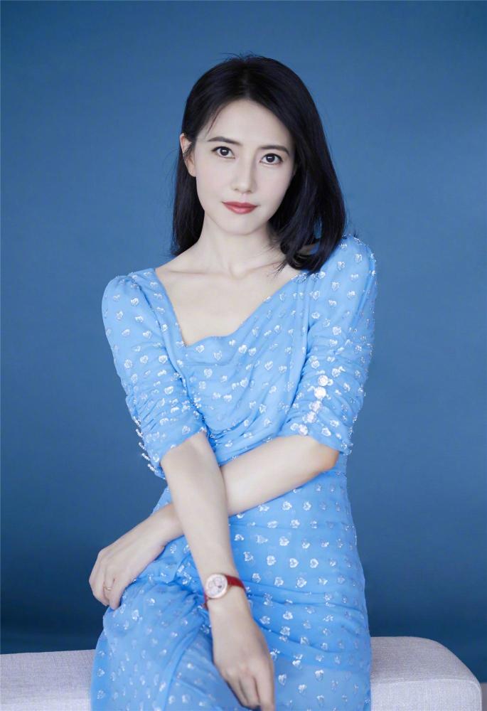 高圆圆|25岁虞书欣撞衫41岁高圆圆，活泼可爱与温婉高雅风格差太大