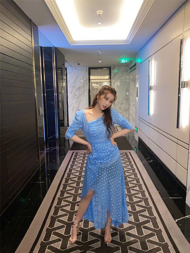 高圆圆|25岁虞书欣撞衫41岁高圆圆，活泼可爱与温婉高雅风格差太大