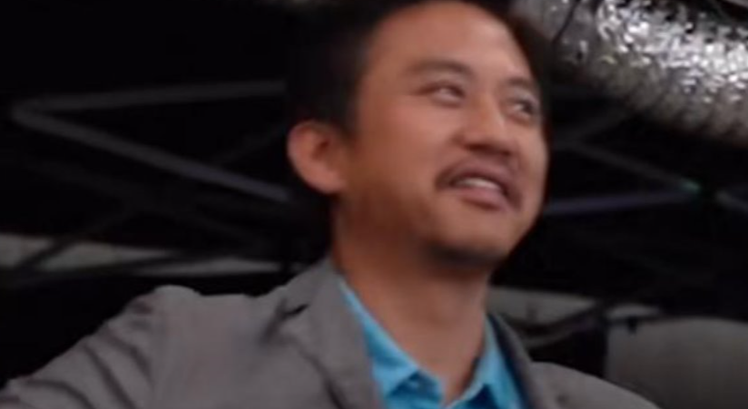 吴京|邓超隐藏技能暴露，片场给吴京按摩，怕不是从孙俪那儿学来的？