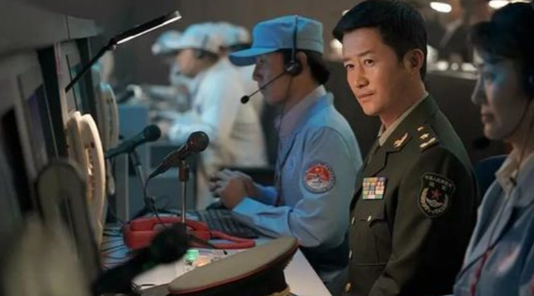 吴京|邓超隐藏技能暴露，片场给吴京按摩，怕不是从孙俪那儿学来的？