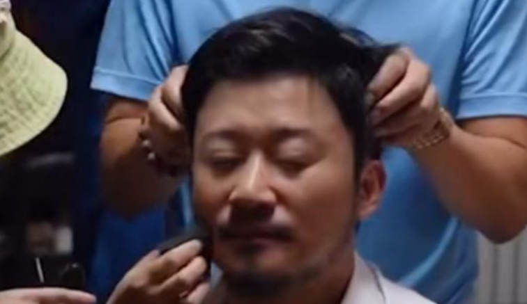 吴京|邓超隐藏技能暴露，片场给吴京按摩，怕不是从孙俪那儿学来的？