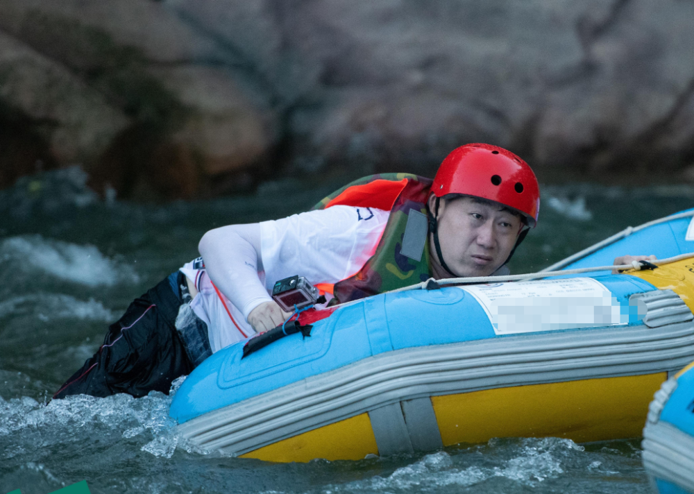 德云斗笑社|《德云斗笑社》张鹤伦惨出天际那是你没看懂，其实郭德纲最捧他！