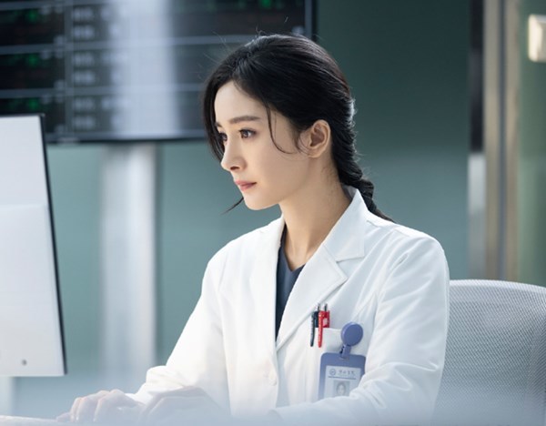 杨幂|杨幂追剧入戏太深！被白宇演技感动直掉眼泪，自称小粉丝求合影