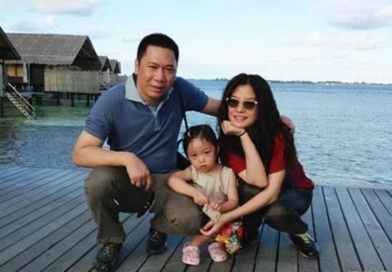 赵薇|深夜与赵薇同出公寓的小鲜肉身份曝光：超级富二代兼赵薇的崇拜者