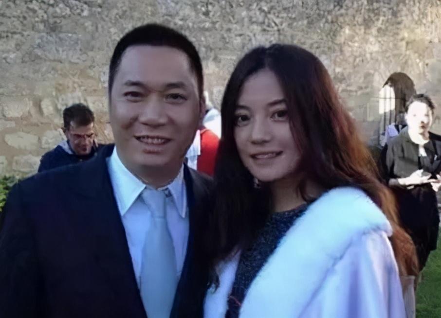 赵薇|深夜与赵薇同出公寓的小鲜肉身份曝光：超级富二代兼赵薇的崇拜者