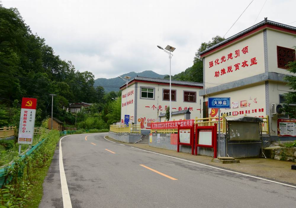 王府竹海景區位於洛陽市欒川縣獅子廟鎮,是一個以山,水,竹,瀑為主要