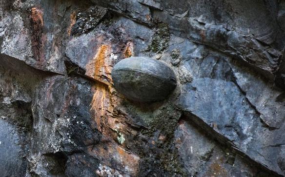 石头能生蛋那是你没去过贵州三都产蛋崖每30年都会下一个蛋