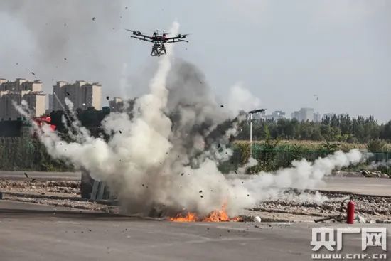 宁夏警用无人机实战演练秀肌肉用无人机转移爆炸物