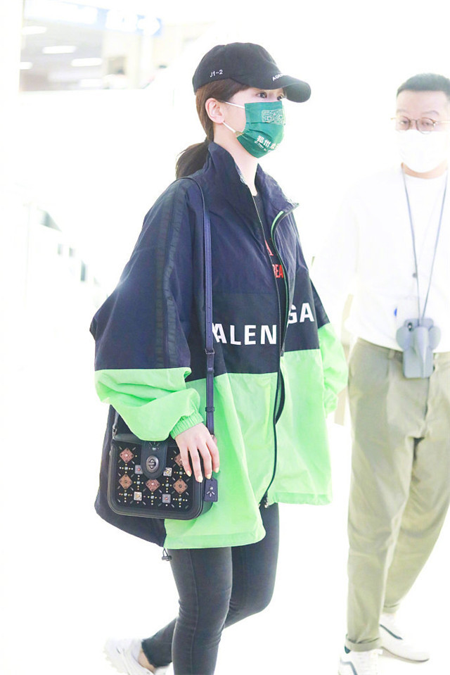 杨紫|杨紫错失百花女配后现身机场，随性搭配温柔又有力量