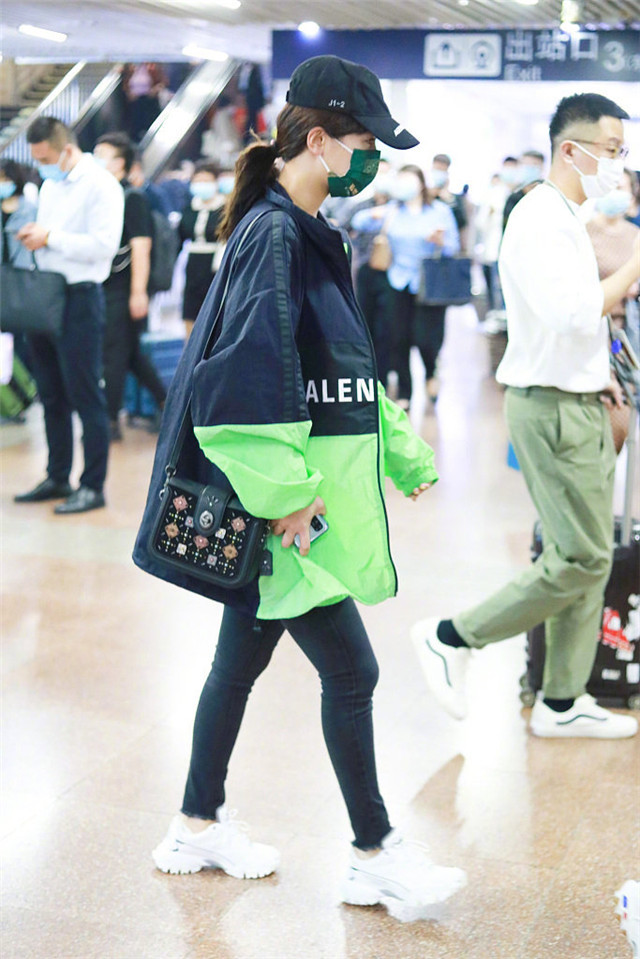 杨紫|杨紫错失百花女配后现身机场，随性搭配温柔又有力量
