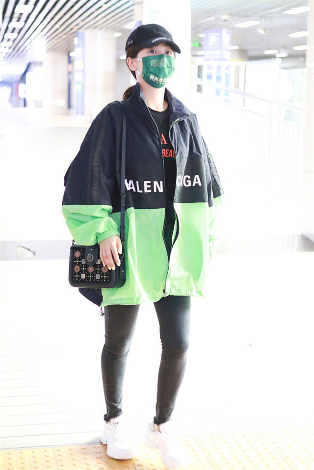 杨紫|杨紫错失百花女配后现身机场，随性搭配温柔又有力量