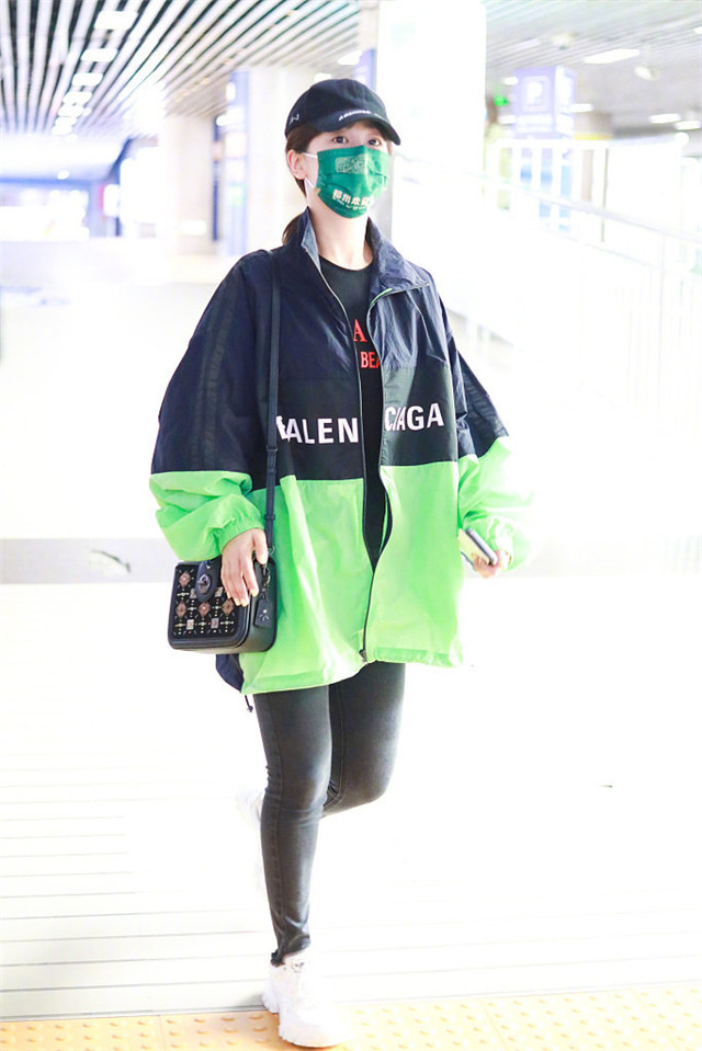 杨紫|杨紫错失百花女配后现身机场，随性搭配温柔又有力量