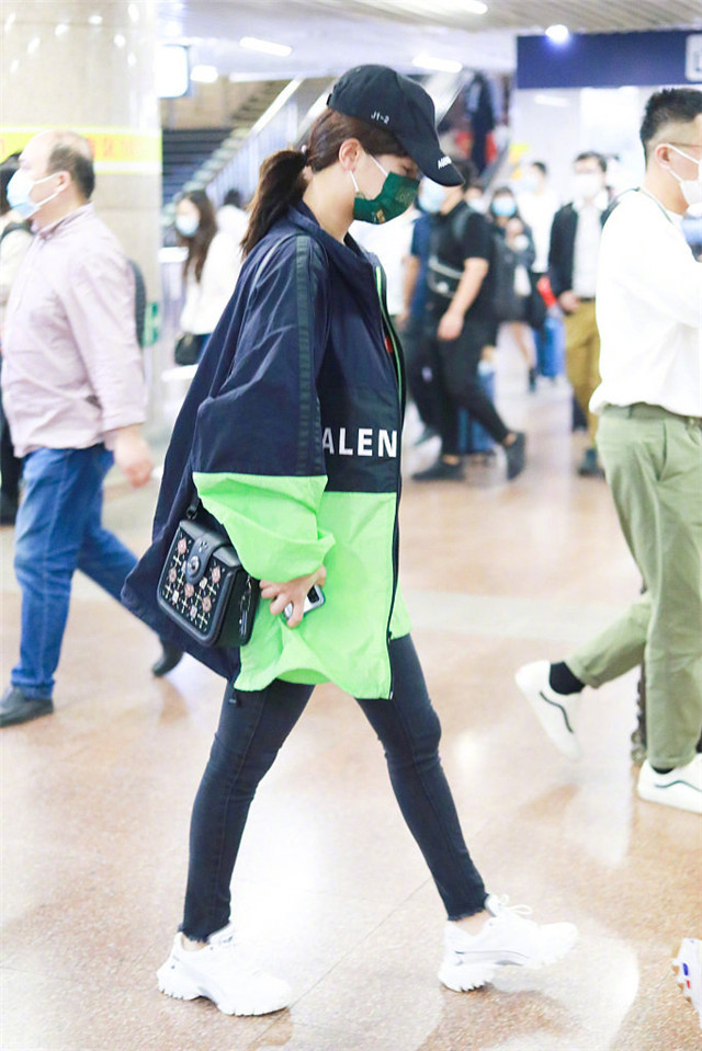 杨紫|杨紫错失百花女配后现身机场，随性搭配温柔又有力量