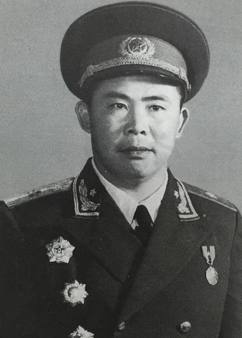 一,范忠祥是范姓五位首授开国将军之一,1955年他和范明(陕西人)