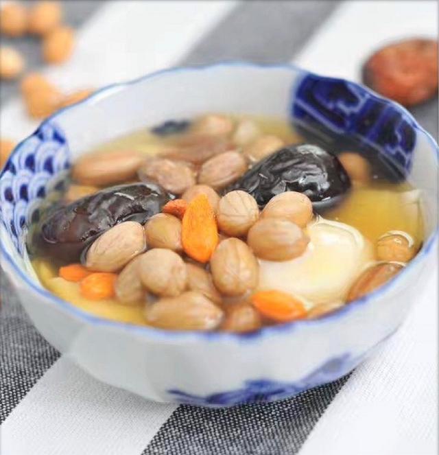 产妇吃什么下奶快又多月嫂下奶汤很管用一天奶量有800了