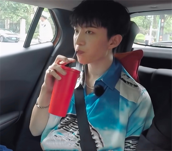 男星用的水杯款式,李现简约,王一博酷炫,看到王俊凯:这是水桶吧?