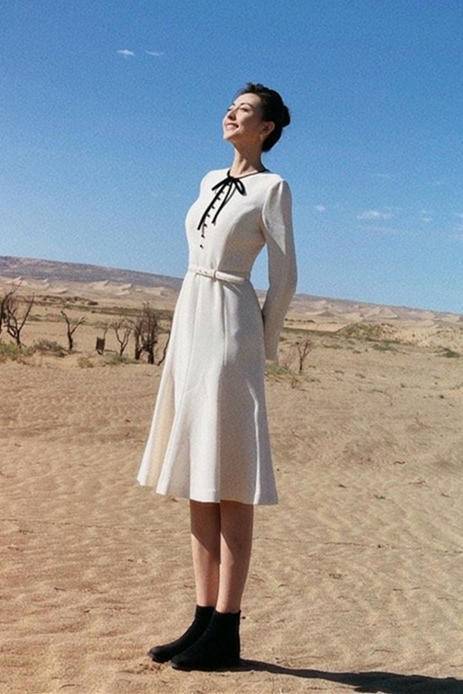 央视出美女,95后主持张舒越红裙明艳大气,细腰长腿难怪穿啥都美_腾讯